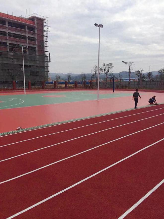 亚新体育(中国)官方网站-登录平台塑胶跑道厂家：复合型塑胶跑道具体有哪些优点？(图2)